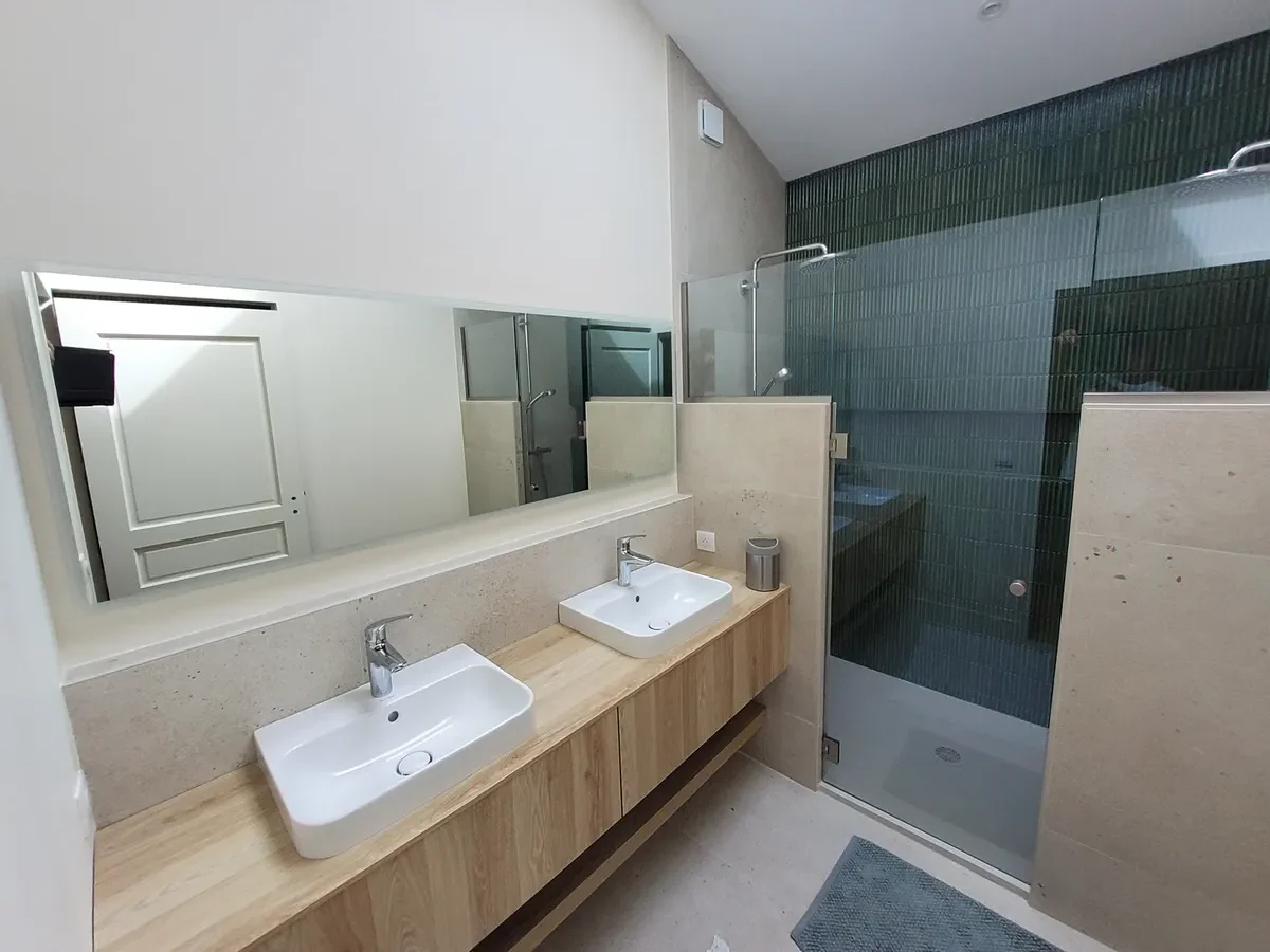 realisation-renovation-salle-bain-entreprise-gervreau-plombier-chauffagiste-saint-palais-sur-mer (1) Réalisation de salle de bain par l