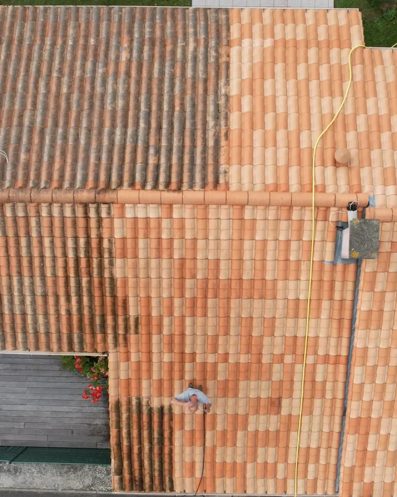 Réalisation de traitement de toiture par l'entreprise Gerveau, plombier chauffagiste à Saint Palais sur Mer