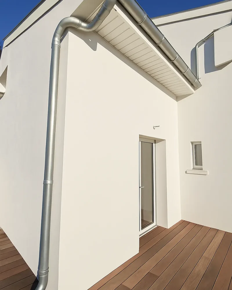 Réalisation de traitement de toiture par l'entreprise Gerveau, plombier chauffagiste à Saint Palais sur Mer